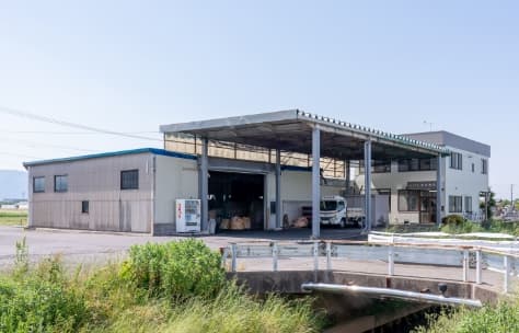 2013年に移転した現在の本社工場の外観風景