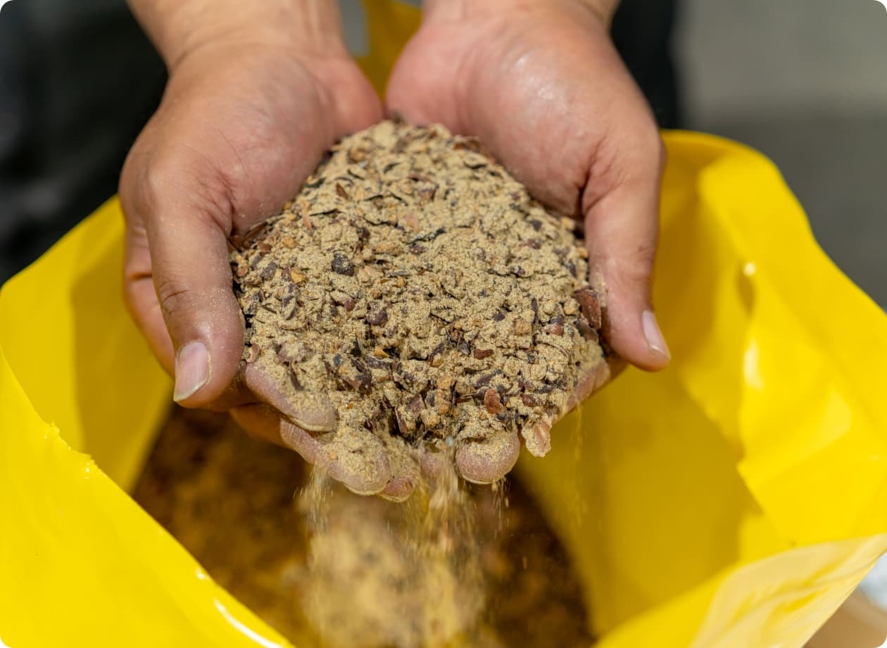 両手で掬い上げられた飼料